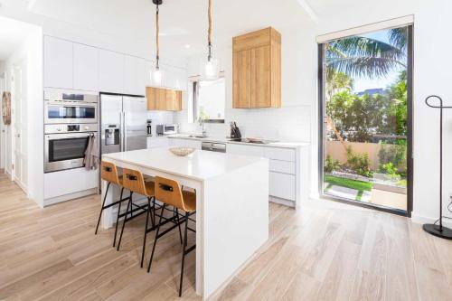 SeaDreams 1 - Luxury Condo with Shared Pool, Hot Tub, Rooftop Lounge, West Bay (foto 4)