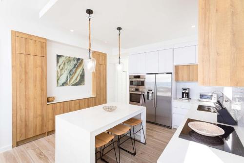 SeaDreams 1 - Luxury Condo with Shared Pool, Hot Tub, Rooftop Lounge, West Bay (foto 5)