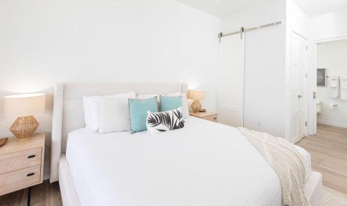 SeaDreams 1 - Luxury Condo with Shared Pool, Hot Tub, Rooftop Lounge, West Bay (foto 8)