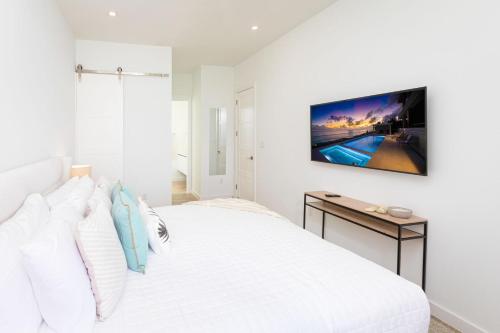 SeaDreams 1 - Luxury Condo with Shared Pool, Hot Tub, Rooftop Lounge, West Bay (foto 10)