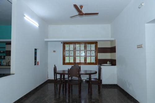 Spacious 2BHK Homestay in Isha Yoga Mainroad by Shivalaya in كارونيا ناغار