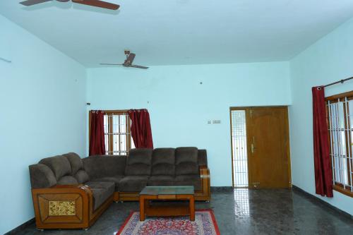 Spacious 2BHK Homestay in Isha Yoga Mainroad by Shivalaya in كارونيا ناغار