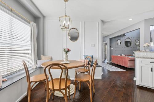 Parisian-Inspired 5-BD w Pool Playground Cinema in ลูอิสวิลล์ (TX)