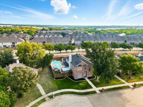 Parisian-Inspired 5-BD w Pool Playground Cinema in ลูอิสวิลล์ (TX)