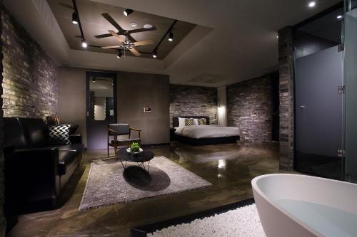 room detail thumbnail 2