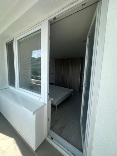 Light apartment near City Center with easy transport access, Братислава (фото 7)