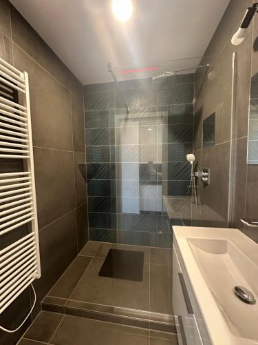 Light apartment near City Center with easy transport access, Братислава (фото 3)