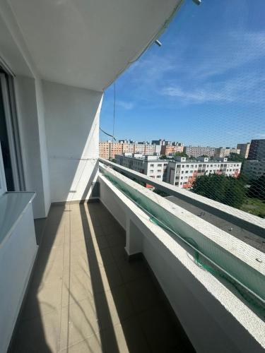 Light apartment near City Center with easy transport access, Братислава (фото 6)