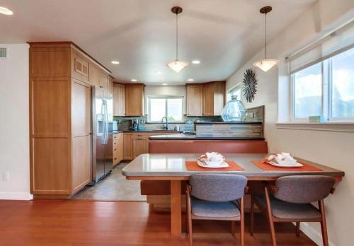 Ocean Style Townhouse – San Diego, CA