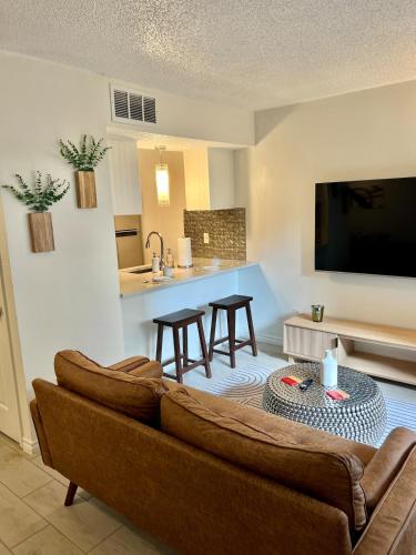 NEW Boutique Retreat with State Fair Close By and private Speakeasy