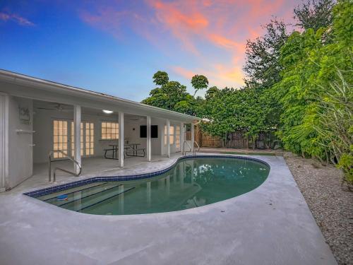Anna Maria Island Oasis 4BR 3BA HEATED POOL