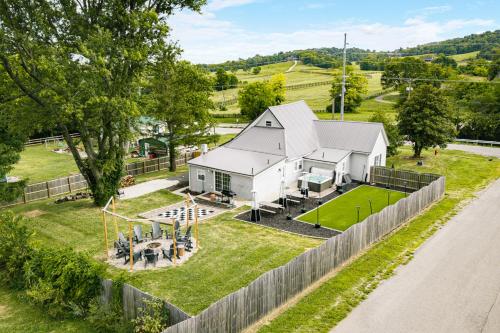 Shelbyville Farmhouse with Hot Tub, Fire Pit and Grill in Shelbyville, USA