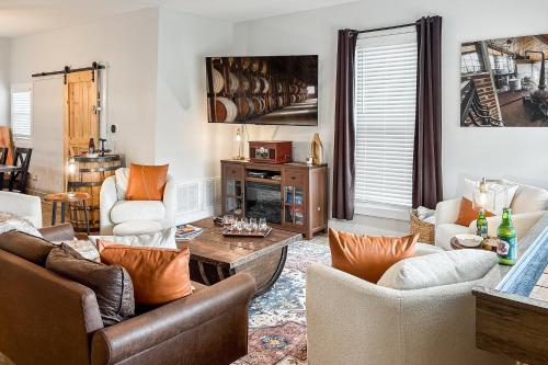 Shelbyville Farmhouse with Hot Tub, Fire Pit and Grill in Shelbyville, USA