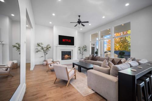 Luxe Family Retreat with Private Pickleball a Large Swim Spa indoor Movie Theatre 2 Outdoor Firepits a Home Gym and more