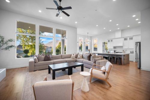 Luxe Family Retreat with Private Pickleball a Large Swim Spa indoor Movie Theatre 2 Outdoor Firepits in Lindon