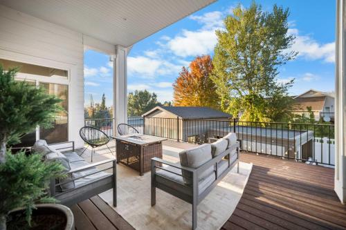 Luxe Family Retreat with Private Pickleball a Large Swim Spa indoor Movie Theatre 2 Outdoor Firepits in Lindon