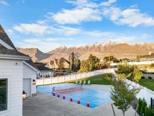Luxe Family Retreat with Private Pickleball a Large Swim Spa indoor Movie Theatre 2 Outdoor Firepits in Lindon