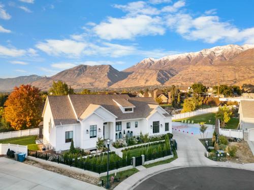 Luxe Family Retreat with Private Pickleball a Large Swim Spa indoor Movie Theatre 2 Outdoor Firepits in Lindon