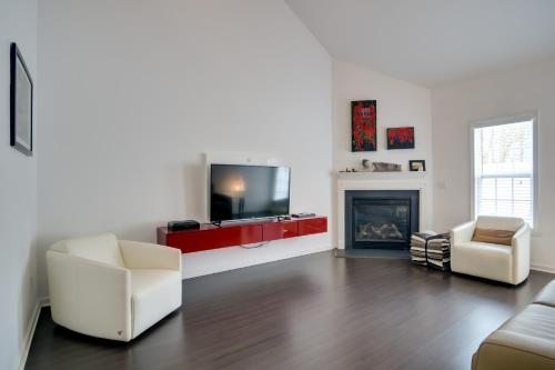 Inviting High Point Townhome with Patio and Privacy - main image