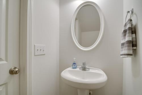 Inviting High Point Townhome with Patio and Privacy - image 12
