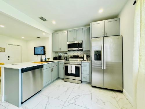 Modern 2-bedroom Retreat Near Beach & Airport in Fort Lauderdale, USA