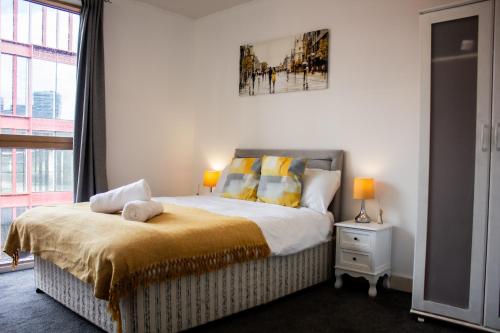 2 Bedroom Apartment with City Views, Balcony & Free Parking, Manchester