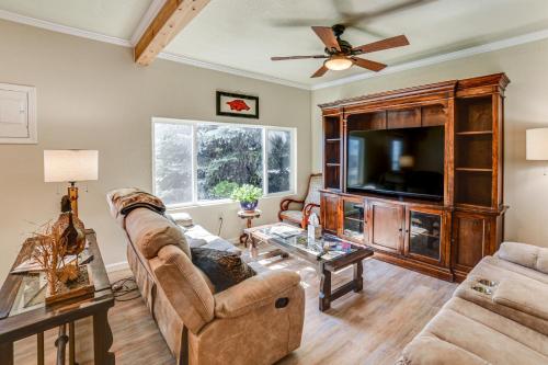 . Walk to River Oacoma Home with Dog-Friendly Yard!
