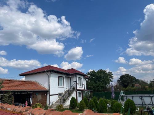 Apkārtne, Дядо Пановата къща in Svezhen