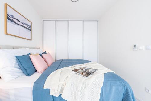 Prague Days - Family Friendly Two-Bedroom Apartment with AC Garage and Terrace in Holešovice - image 14