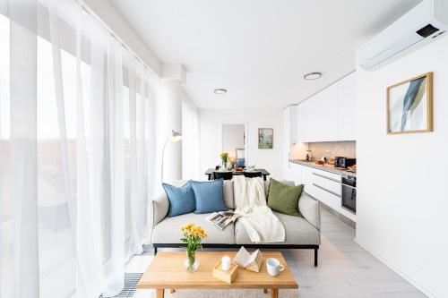 Prague Days - Family Friendly Two-Bedroom Apartment with AC Garage and Terrace in Holešovice - image 3
