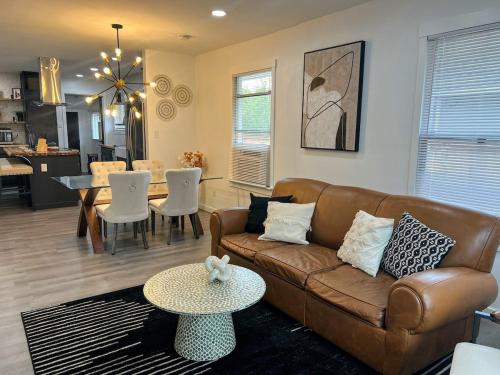 3-Minute JBLM Spacious & Cozy 4BR 2BTH Huge Yard in Dupont (WA)
