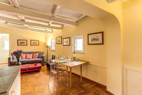 Trastevere Attic with Terrace - image 11