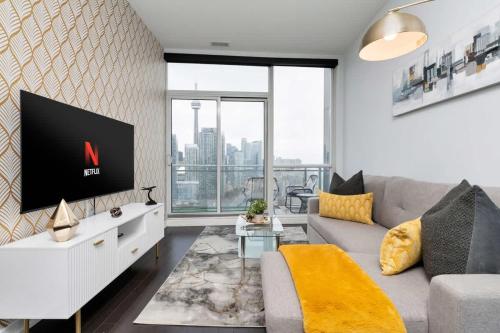 Glamorous City Escape King Bed & CN Tower Views