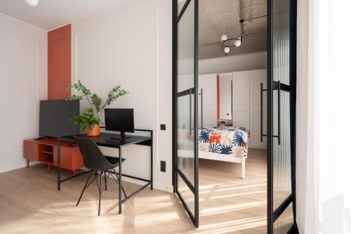 New Old Town flat, Free Parking, TV, Work desk, Monitor, AC, Security, Riga (photo 3)