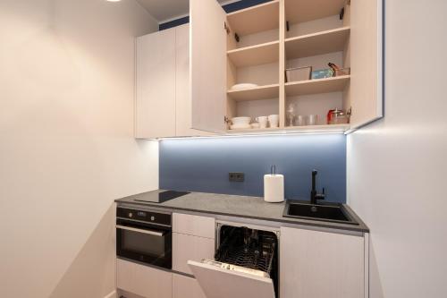 New Old Town flat, Free Parking, TV, Work desk, Monitor, AC, Security, Riga (photo 8)