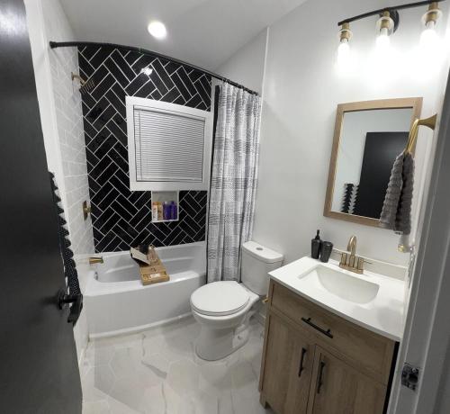 3-Minute JBLM Spacious & Cozy 4BR 2BTH Huge Yard - image 7