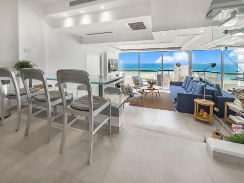 Blue Horizon Penthouse in 荷兹利亚