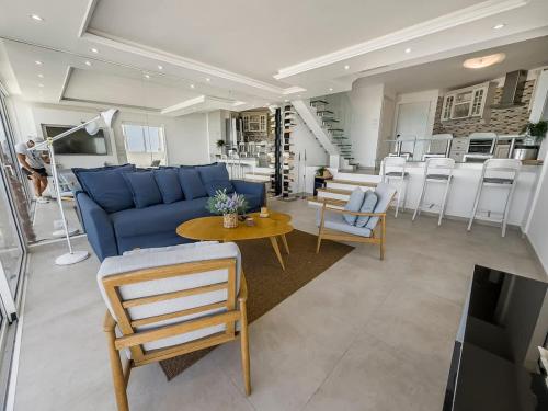 Blue Horizon Penthouse in 荷兹利亚