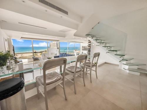 Blue Horizon Penthouse in 荷兹利亚