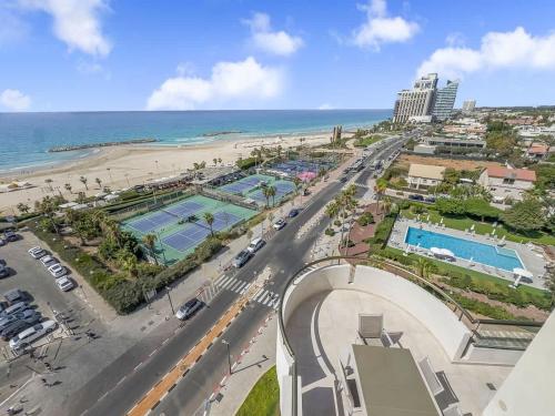 Blue Horizon Penthouse in 荷兹利亚