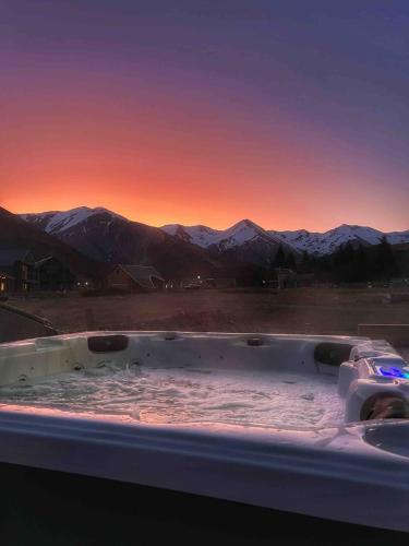 Hot Tub and Views in Castle Hill