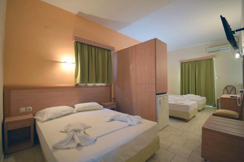 1 queen bed, 2 twin beds