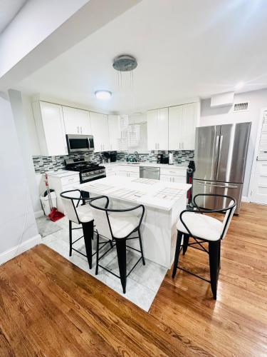 Cheerful 4-bedroom home with free parking