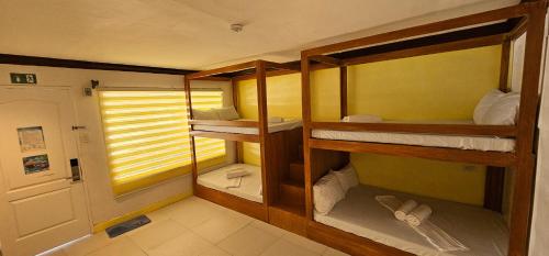 2 bunk beds