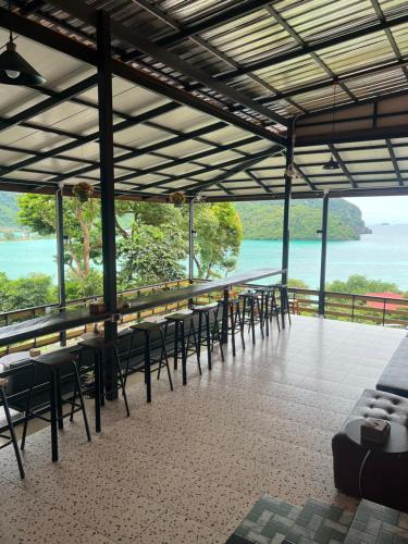 เดอะ วิว โฮสเทล (The View Hostel ) in เกาะพีพี