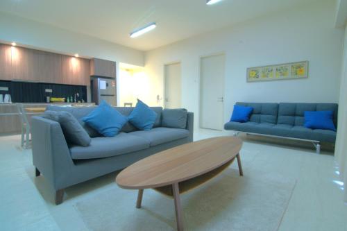 By The Sea Cozy Beachfront Home Side Seaview333A