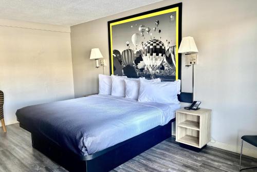 Photo - Super 8 by Wyndham Albuquerque Downtown