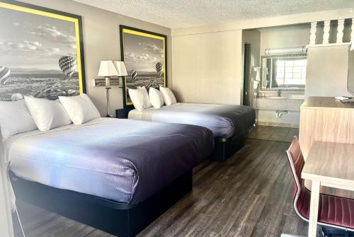 Econo Lodge Downtown Albuquerque - image 2