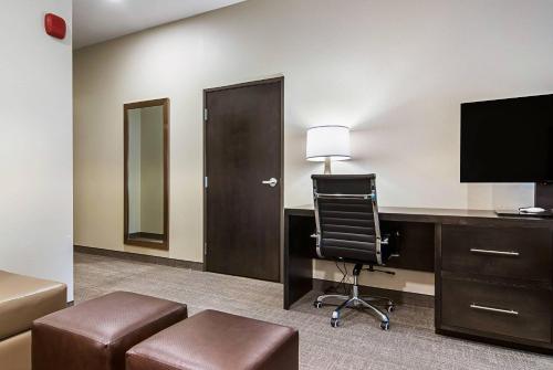 Comfort Suites - image 13