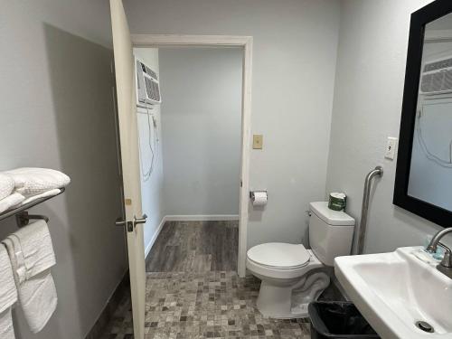 Suburban Studios Newport News - Hampton - image 3